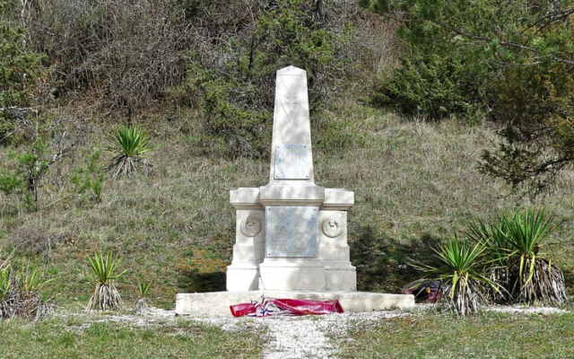 La stèle en mémoire des otages fusillés le 27 mars 1944, à Sainte-Marie-de-Chignac, en Dordogne, avec la nouvelle plaque. (Crédit : Wikimédia / CC BY-SA 4.0)