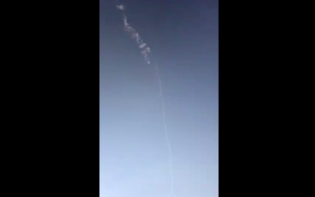 Capture d'écran d'une vidéo montrant un tir de missile anti-aérien dans le sud Liban. (Crédit : Twitter)