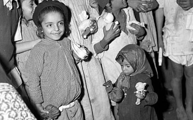 Des enfants juifs yéménites et leurs jouets dans le camp de Hashed, à proximité d'Aden, au Yémen, en 1949 (Crédit : David Eldan/GPO photo archive)