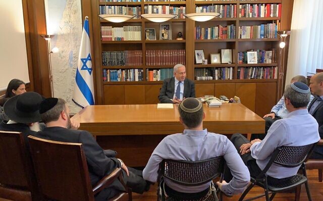 Le Premier ministre Benjamen Netanyahu reçoit ses alliés des partis de droite et ultra-orthodoxes à son bureau de Jérusalem, le 23 octobre 2019. (Raoul Wootliff/Twitter)