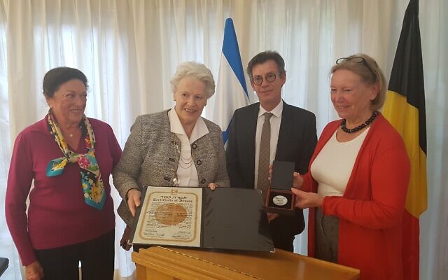 La fille de Sluwa Gus, les filles de Jacques et Marguerite Loontjens, et l’ambassadeur israélien Emmanuel Nahshon, lors de la cérémonie à l'ambassade d'Israël en Belgique. (Crédit : @IsraelinBelgium / Twitter)