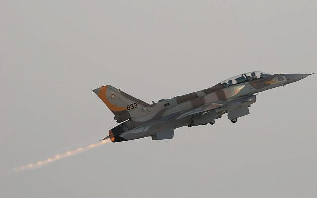 Un F-16I "Sufa" conçu par Lockheed Martin décolle lors de la 156e remise des diplômes de l'académie militaire israélienne. (Tsahi Ben-Ami/Flash 90)