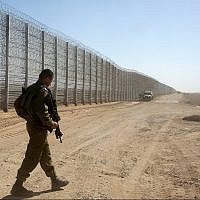 Un soldat israélien monte la garde près de la barrière de sécurité entre Israël et la Jordanie dans la vallée de l'Arava, dans le sud d'Israël, le 9 février 2016. Illustration (Crédit : Marc Israel Sellem/Flash90)