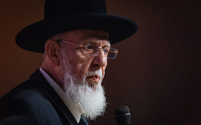 Le chef spirituel du Shas, Rabbi Shalom Cohen, s'exprime lors d'une conférence du parti à Jérusalem, le 27 septembre 2018. (Aharon Krohn/Flash90)