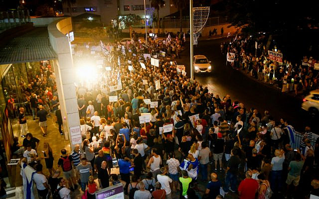 Photo d'illustration : Manifestations à proximité du domicile du procureur-général Avichai Mandelblit à Petah Tikva le 17 août,; 2019 (Crédit : Roy Alima/Flash90)
