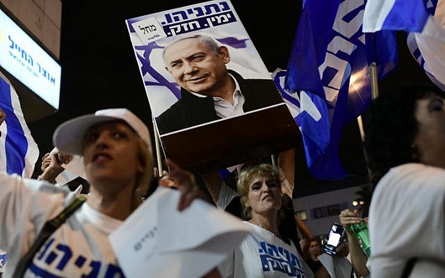 Des Israéliens manifestent en soutien au Premier ministre Benjamin Netanyahu aux abords de l'habitation du Procureur-général d'Israël Avichai Mandelblit, le 1er octobre (Crédit : Tomer Neuberg/Flash90)