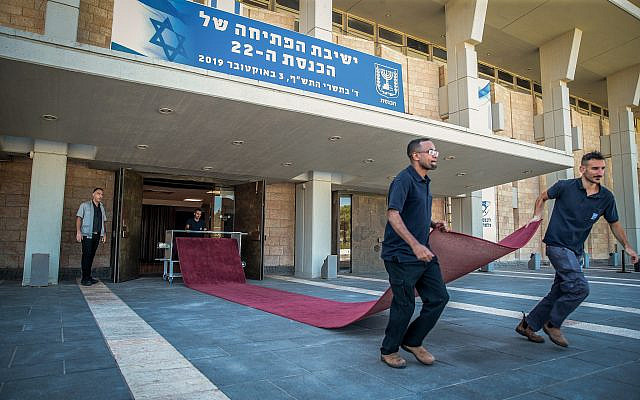 Les préparatifs pour la cérémonie d'investiture de la 22e Knesset, le 2 octobre 2019. (Crédit : FLASH90)