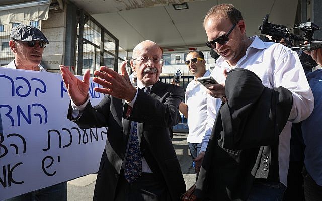 L'avocat du Premier ministre Benjamin Netanyahu Ram Caspi, deuxième à gauche, aux abords du ministère de la Justice, le 2 octobre 2019 (Crédit : Noam Rivkin Fenton/Flash90)