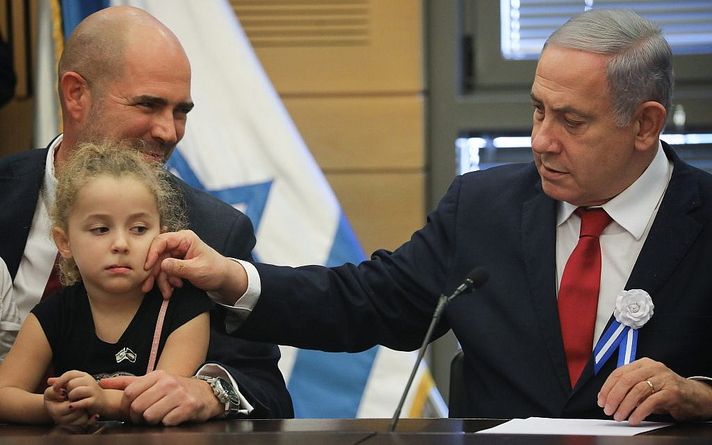 Le Premier ministre Benjamin Netanyahu (à droite) dirige une réunion des factions du Likud à l'ouverture de la 22e Knesset, le 3 octobre 2019. Le ministre de la Justice, Amir Ohana, et l'un de ses enfants sont à ses côtés. (Crédit : Hadas Parush/Flash90)