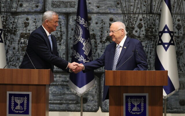 Le président israélien confie à Benny Gantz, chef du parti Kakhol lavan, la tâche de former un gouvernement, à la résidence présidentielle, le 23 octobre 2019. (Crédit : Yonathan Sindel/Flash90)