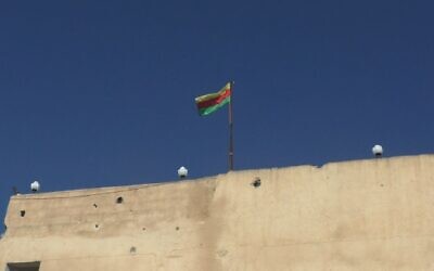 Un drapeau du Rojava, représentant l'autonomie kurde, flotte sur le toit d'un hôtel à Kobané, en Syrie. (Ziv Genesove/ Times of Israel)