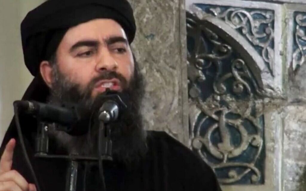 Abou Bakr al-Baghdadi prononçant un sermon à la mosquée al-Nuri de Mossoul en Irak lors de sa supposée première apparition publique, le 5 juillet 2014. (AP Photo/Militant video, File)