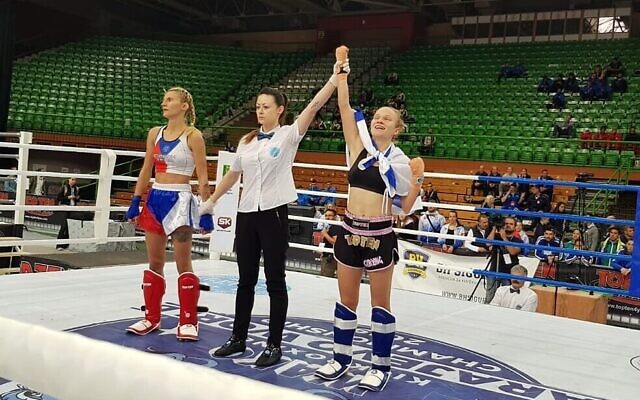 Yulia Sachkov (D) célèbre sa médaille d'or aux championnats du monde de kickboxing à Sarajevo, en Bosnie, le 26 cotobre 2019. (Fédération Ayelet des Sports non olympiques en Israël)