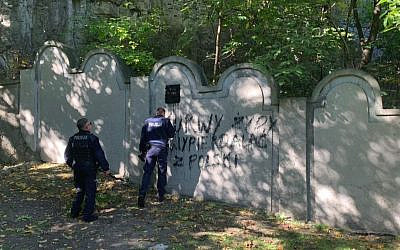 Le 1er octobre 2019, des vandales ont peint une croix gammée et une insulte antisémite sur l'un des murs de l'ancien ghetto de Cracovie. (Avec l'aimable autorisation de Jonathan Ornstein via JTA)