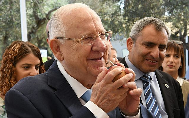 Le président Reuven Rivlin à sa résidence officielle à Jérusalem pour un événement célébrant Souccot, le 17 octobre 2019. (Amos Ben Gershom/GPO)