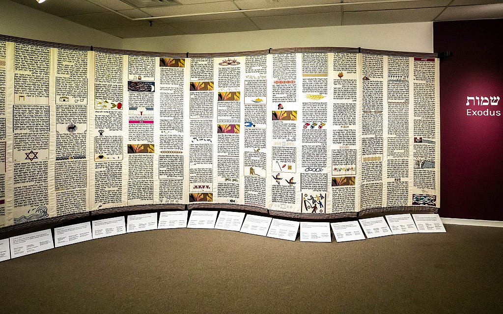 Partie de la Tapisserie de l'Esprit : 
Point de Torah par l'exposition du Projet du Point au Musée du textile du Canada, septembre 2019. (Eran Aloni)