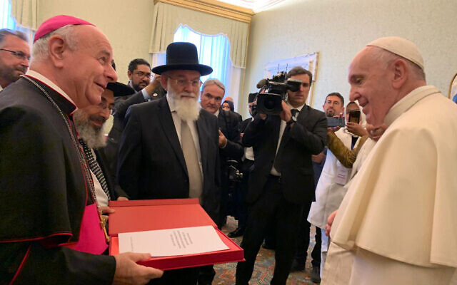Le rabbin Avraham Steinberg et d'autres autorités religieuses présentent un document dénonçant l'euthanasie au pape François, le 28 octobre 2019 (Autorisation/ Porte-parole du Grand rabbinat Kobi Alter)