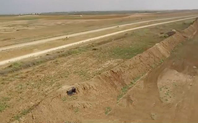 Des travaux de terrassement et des postes de tireurs d'élite nouvellement construits à la frontière de Gaza dans des images diffusées par la Treizième chaîne, le 9 octobre 2019. (Capture d'écran)