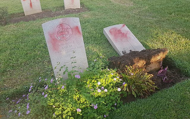 Des tombes vandalisées dans le cimetière militaire de Haïfa, le 11 octobre 2019 (Crédit : Police israélienne)
