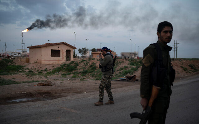 Un combattant des FDS à un checkpoint près du champ pétrolier Omar, à l'est de la Syrien, le 24 février 2019. (Crédit ; AP Photo/Felipe Dana, File)