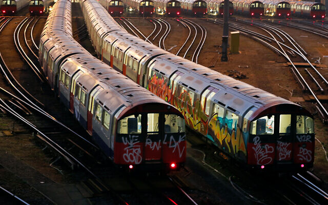 Photo d'illustration : Des rames du métro londonien stationnées dans un dépôt à la station Boston Manor  à Londres, le 27 septembre 2018 (Crédit : AP Photo/Frank Augstein)