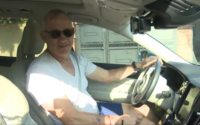 Benny Gantz s'adresse à des journalistes dans son véhicule, près de chez lui à Rosh Ha'ayin, le 22 cotobre 2019 (Capture écran / Twitter)