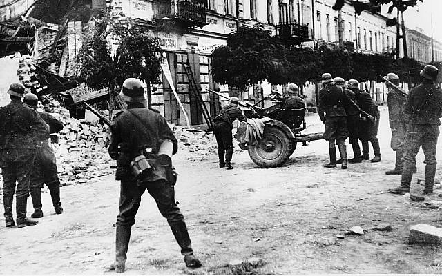 Photo d'illustration : Des soldats allemands à Varsovie pendant l'invasion nazie de la Pologne, en septembre 1939 (Crédit : AP Photo)
