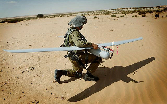 Un soldat de l'armée israélienne avec un drone Skylark pendant un exercice à la base militaire de Tzéélim, le 5 août 2013. (Miriam Alster/Flash90)