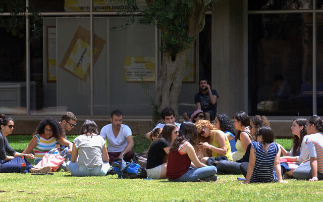Des étudiants sur le campus de l'Université Ben Gurion à Beer Sheva, le 8 mai 2013. (Dudu Greenspan/Flash90)