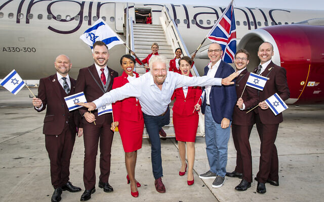 Richard Branson, fondateur de Virgin Atlantic, atterrit à l'aéroport Ben Gurion de Tel Aviv, en Israël, avec son PDG Shai Weiss. (Avec l'aimable autorisation de Virgin)