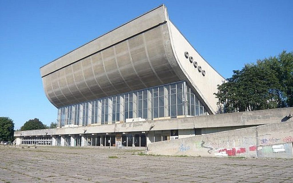 Le palais des congrès et des sports, un complexe fermé il y a une décennie, où devrait se tenir un nouveau centre de conférences d'un montant de 25 millions de dollars (Crédit : JTA)