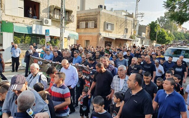 Des centaines de personnes défilent dans Kafr Qasim pour commémorer la mort de 49 personnes par la police des frontières, le 29 octobre 2019. (Crédit : Liste arabe unie)