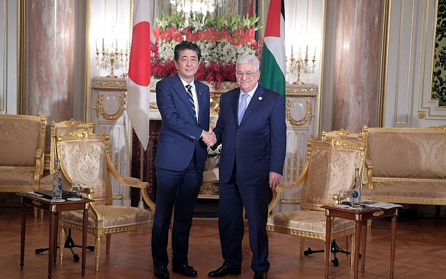 Le président de l'AP Mahmoud Abbas et le Premier ministre japonais Shinzo Abe se rencontrent à Tokyo le 21 octobre 2019. (Credit: Wafa)
