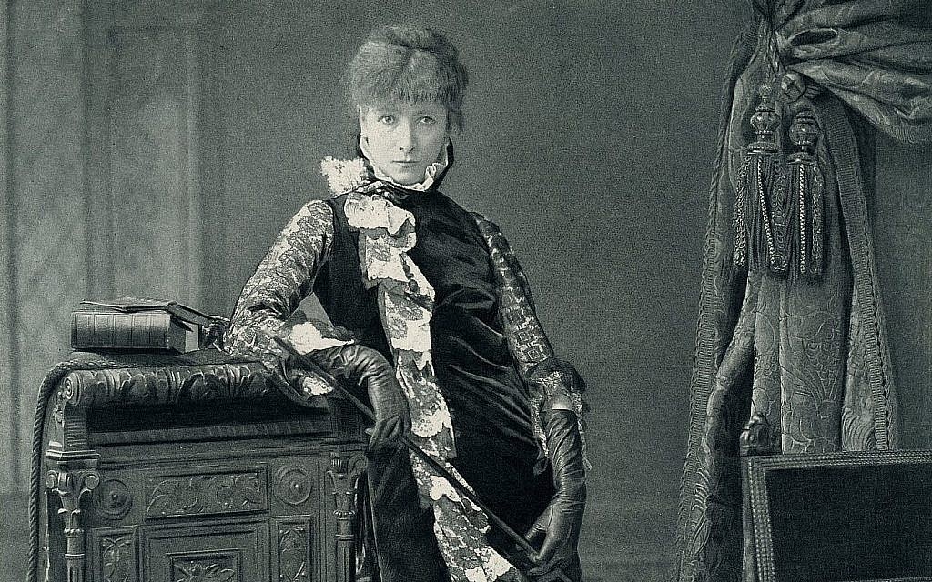 Sarah Bernhardt dans un personnage de scène, 1880. (Crédit : The Hampden-Booth Theatre Library of The Players Foundation for Theatre Education)