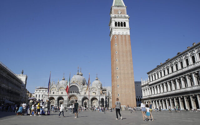 Une vue de la place San Marc à Venise, en Italie, le dimanche 2 juin 2019. (AP Photo / Luca Bruno)
