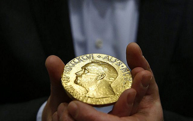 La médaille du Prix Nobel de la paix. (AP Photo/Patrick Semansky)
