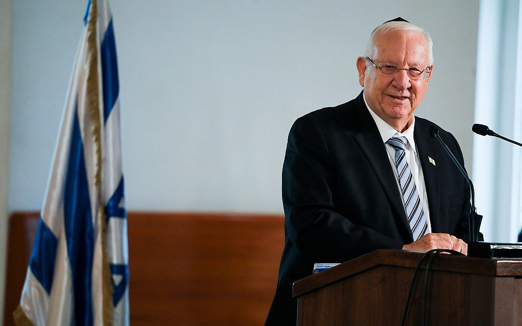 Le président Reuven Rivlin participe au service funéraire de l'ancien président décédé de la Cour suprême israélienne Meir Shamgar, à la Cour suprême de Jérusalem, le 22 octobre 2019. (Hadas Parush/Flash90)