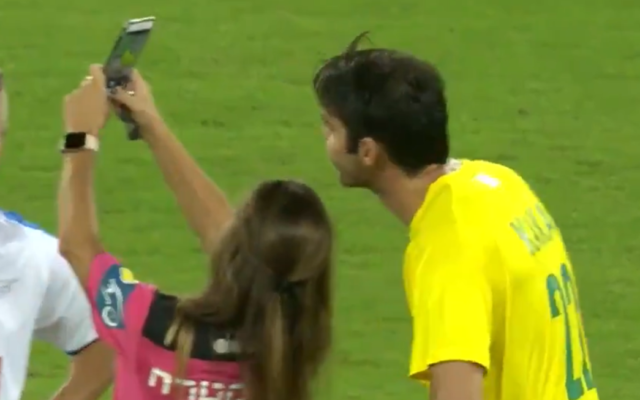 L'arbitre israélienne Lilach Asulin prend un selfie Kaka, star brésilienne retraitée du football, après lui avoir donné un carton jaune lors du Shalom Game à Haïfa, le 29 octobre 2019. (Capture d'écran: Twitter)