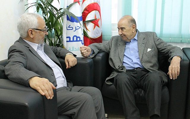 Rached Ghannouchi, président du mouvement Ennahda, rencontrant Roger Bismuth, représentant de la communauté juive de Tunisie, au siège central du mouvement. (Crédit : Wikipédia, Parti Mouvement Ennahdha, CC BY SA 2.0)