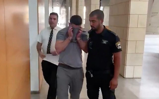 Un homme est présenté devant le tribunal d'Haïfa lors d'une audience de mandat de dépôt après que le corps de sa femme aéét retrouvé poignardé dans la banlieue d'Haïfa de Kiryat Bialik le 11 octobre 2019. (Capture d'écran : Twitter)