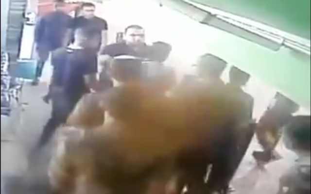 Des soldats du bataillons Netzah Yehuda de l'armée israélienne se disputent avec des Bédouins avant d'avoir une altercation avec eux dans une station service dans le sud d'Israël, le 17 octobre 2019. (Capture d'écran)