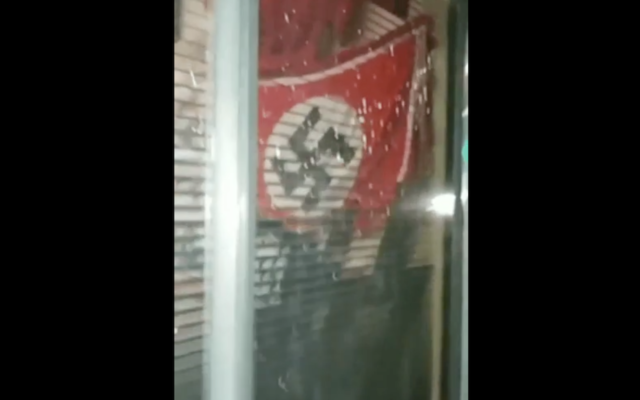 On peut voir un drapeau Nazi accroché à la fenêtre du California Department of Corrections and Rehabilitation. (capture d'écran d'une vidéo téléchargée sur Imgur par le California Department of Corrections via JTA)