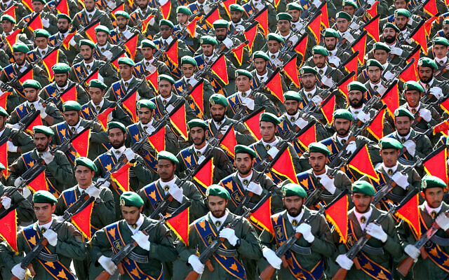 Des soldats des Gardes de la Révolution iranienne défilent lors d'une parade militaire célébrant le 36ème anniversaire de l'invasion de 1980 de l'Iran par l'Irak, devant le sanctuaire de l'Ayatollah Khomeini, autour de Téhéran, en Iran, le 21 septembre 2016. 
(AP Photo/Ebrahim Noroozi, File)