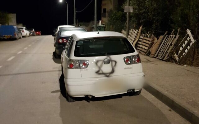 Une Etoile de David taguée sur une voiture dans un quartier arabe dans la ville du nord de Safed, le 31 octobre 2019. (Police israélienne)