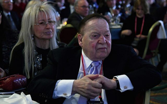 Sheldon Adelson avec sa femme Miriam à une réunion annuelle de la  at the Republican Jewish Coalition au The Venetian de Las Vegas, le 24 février 2017. (Ethan Miller/Getty Images/via JTA)