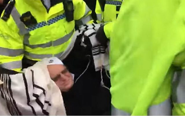 Le rabbin Jeffrey Newman, âgé 77 ans, est arrêté lors de la manifestation de Extinction Rebellion à Londres le 14 octobre 2019. (Capture d'écran : YouTube)