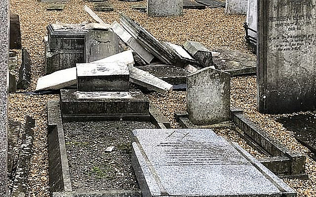 Les conséquences de l'acte de vandalisme dans le cimetière juif à Rochester, au Royaume-Uni, à la fin septembre 2019. (Dalia Halpern-Matthews via JTA)