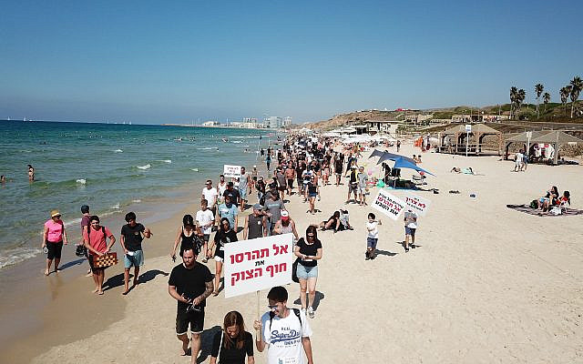 Des surfeurs protestent contre l'installation d'un brise-lames au large de la dernière plage publique à Tel Aviv, le 4 octobre 2019. (eyesurf productions)