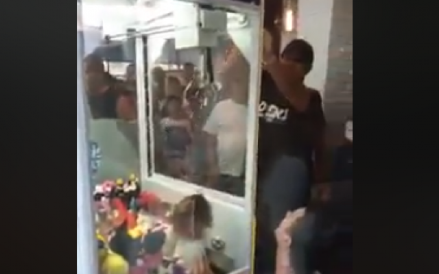 Oz Mizrahi (au centre) tente d'extraire un enfant piégé dans un restaurant de Holon, le 14 octobre 2019 (Capture d'écran)
