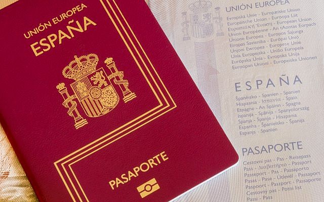 Illustration. Un passeport espagnol. (Crédit : iStock)